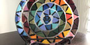 Colorful glass dish by Sue Messmer, Glasu